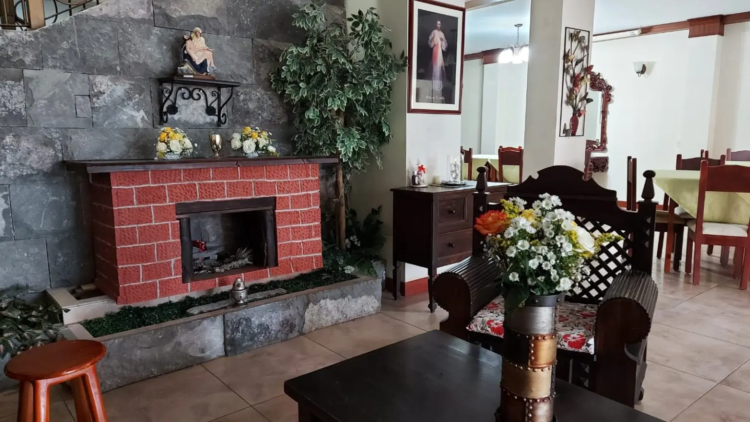 Arquitectura Neoclásica - Detalles en piedra volcánica y madera que narran la historia de nuestra casa en Loja