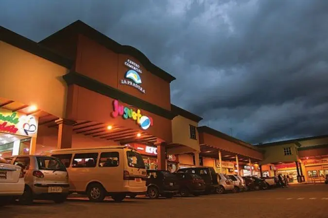 Supermaxi y C.C. La Pradera