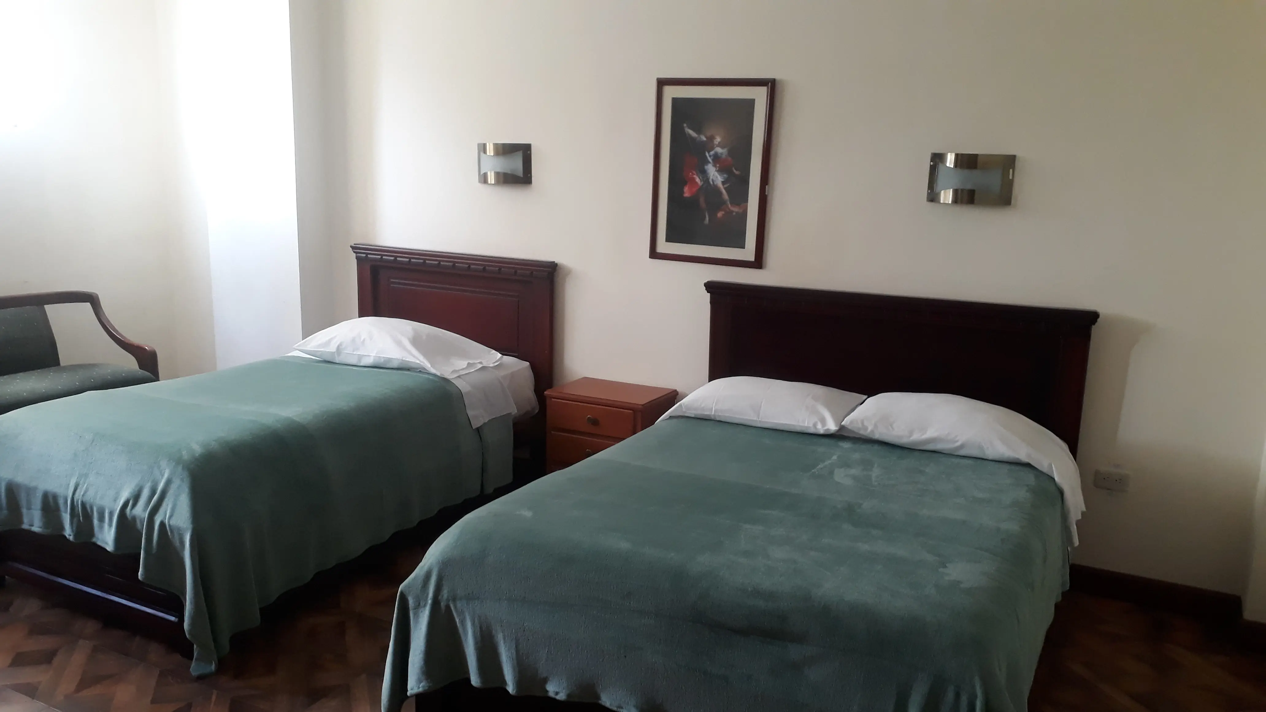 Doble Twin - Funcionalidad neoclásica ideal para viajeros de negocios y turismo en Loja